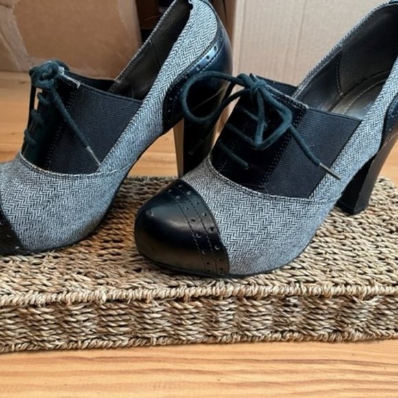 Apt 9 Wool and Leather Vintage Heels - Picture 5 of 5